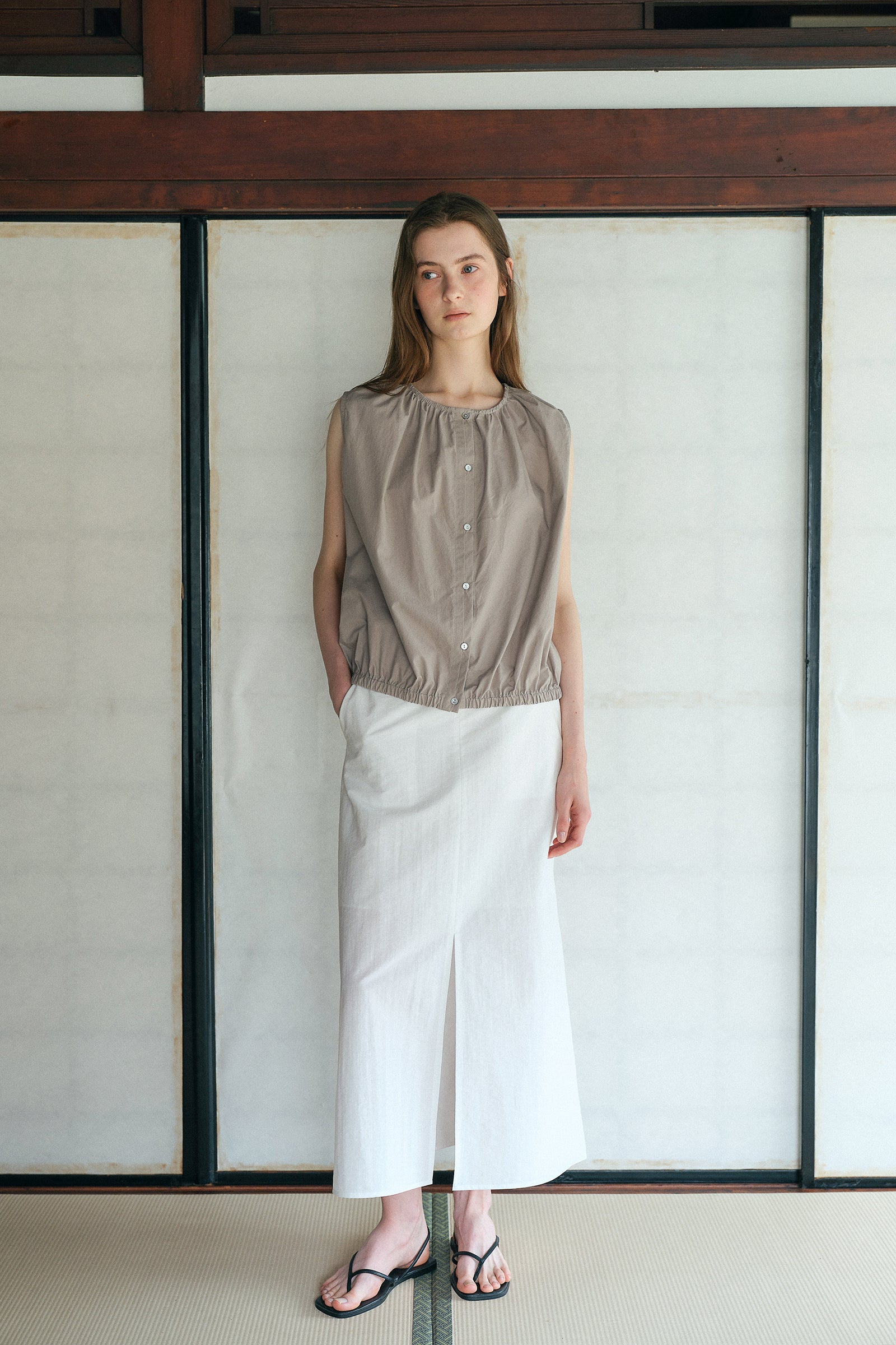 ZOEY SHIRRING SLEEVELESS_MOKA