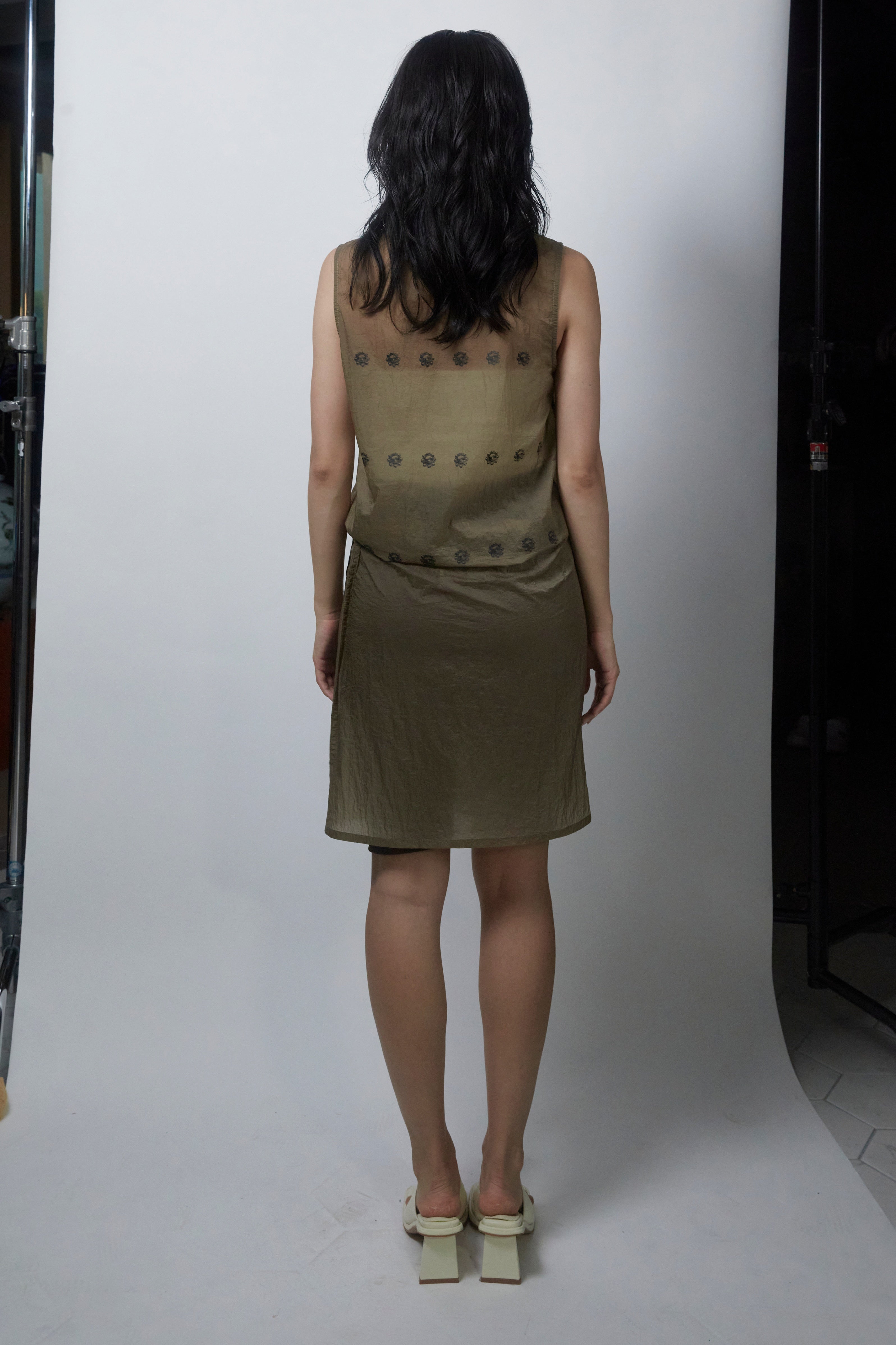 KOREAN DOOR SLEEVELESS TOP_BROWN GREY