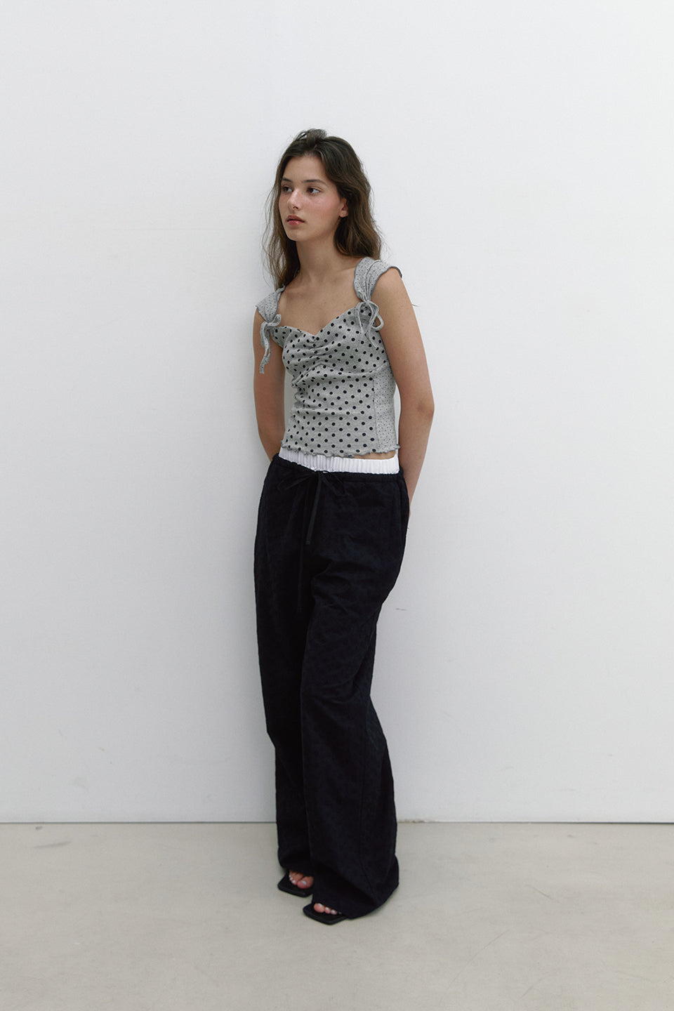 PANTALON EN COTON À BRODERIE FLORALE_NOIR