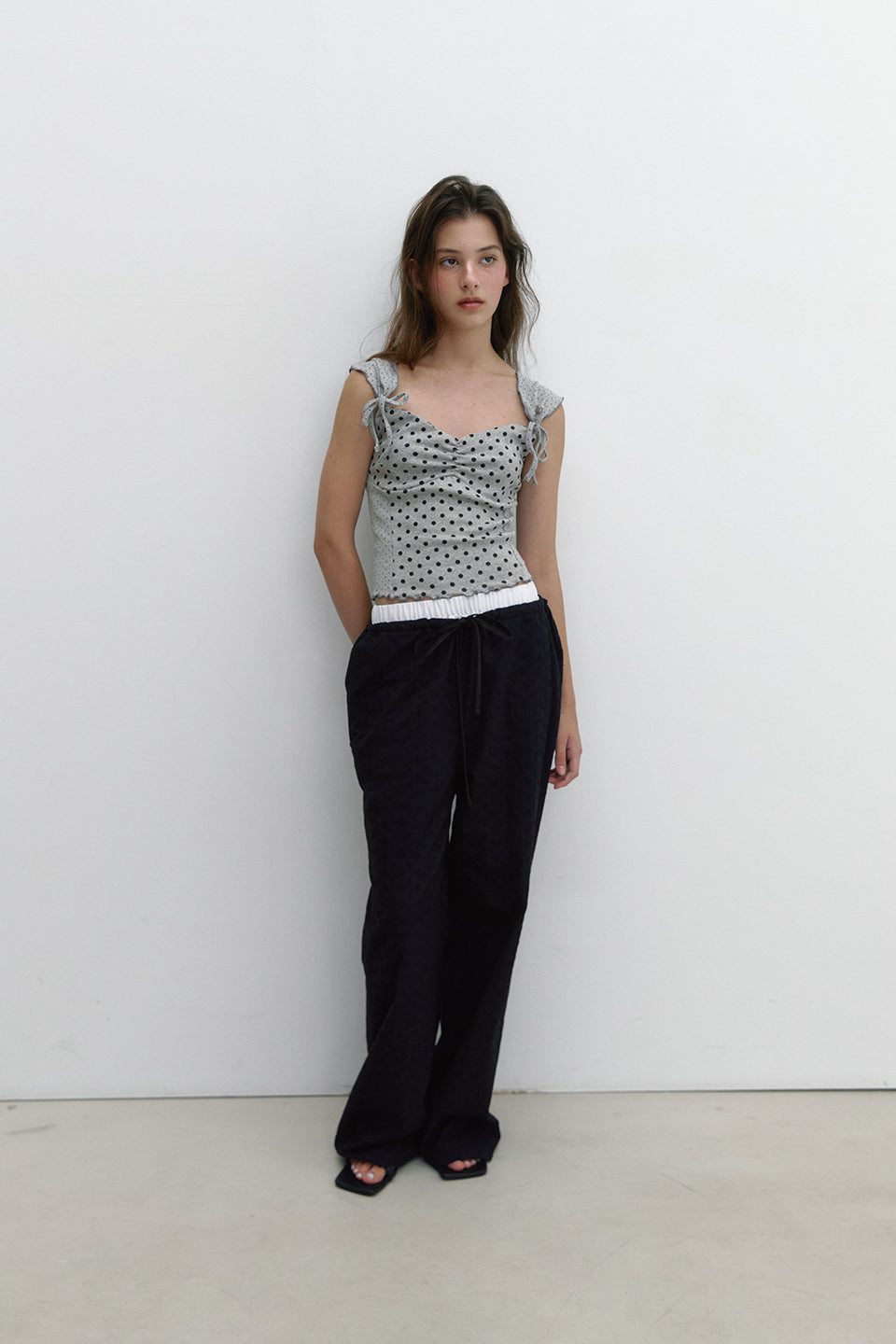 PANTALON EN COTON À BRODERIE FLORALE_NOIR