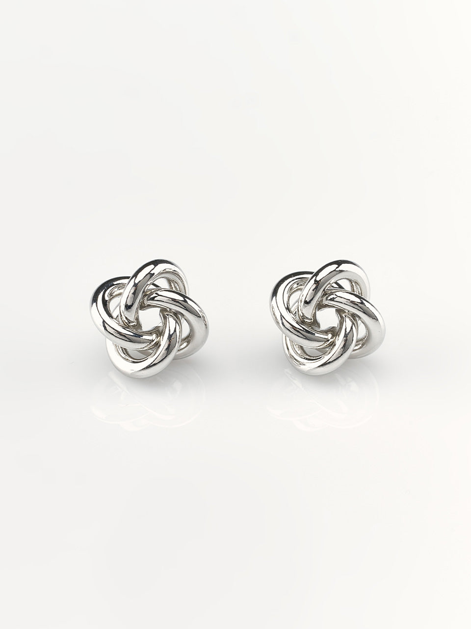 FINE O' KIND, BOUCLES D'OREILLES NŒUD CROISÉ_ARGENT