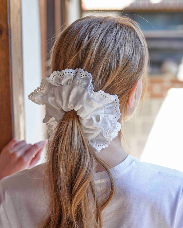 LACE TRIMMING SCRUNCHIE