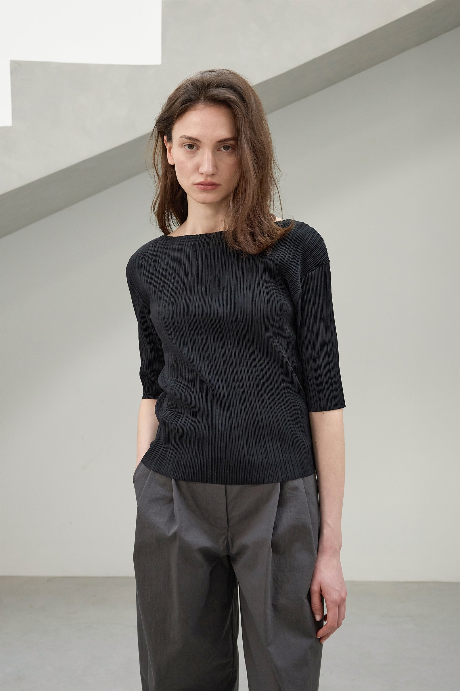PLEATS HALF TOP_NOIR