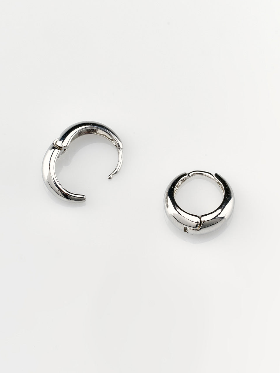 FINE O' KIND, BOUCLES D'OREILLES ANNEAU BASIQUE_ARGENT