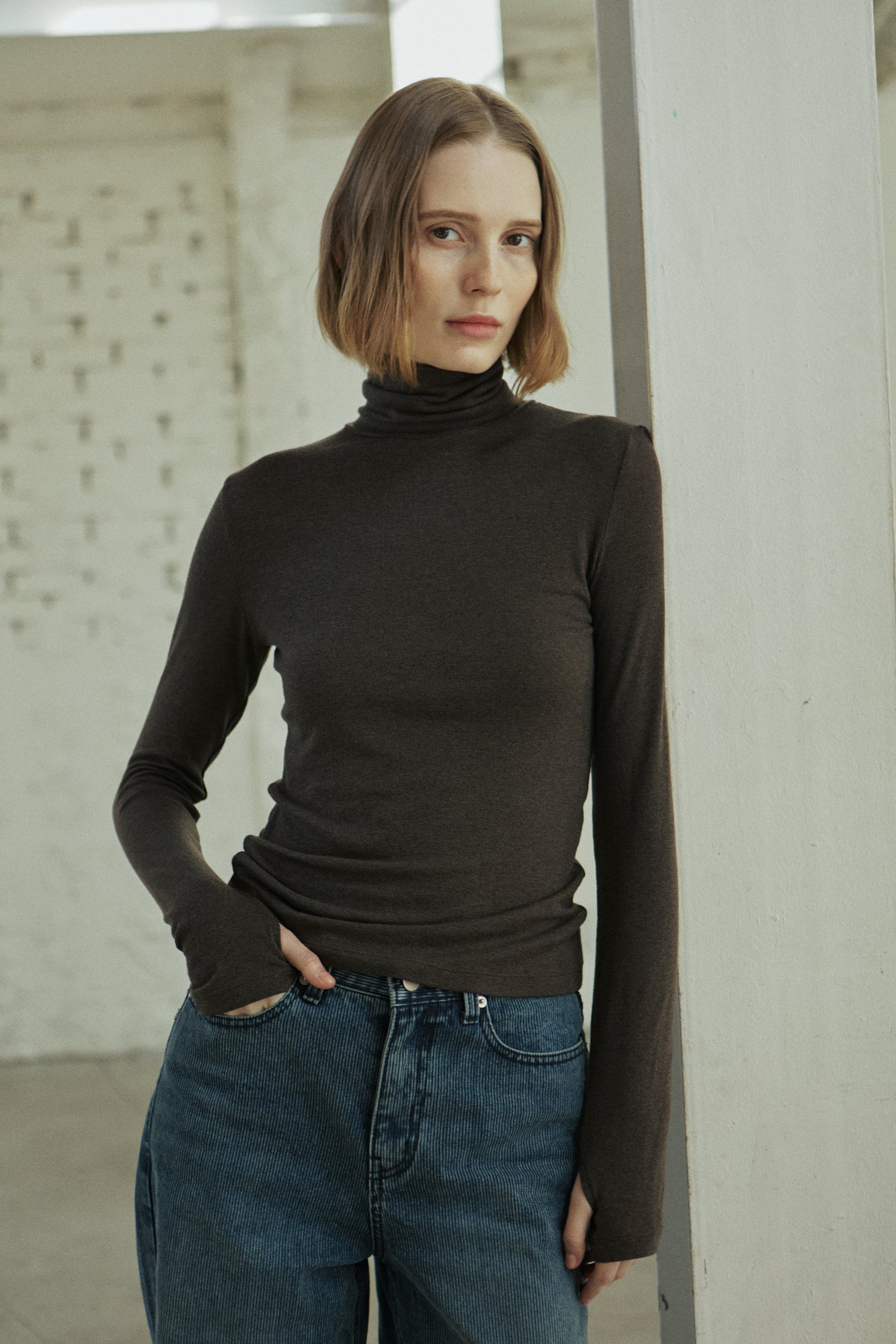 BASIC TURTLENECK T-SHIRT_BROWN