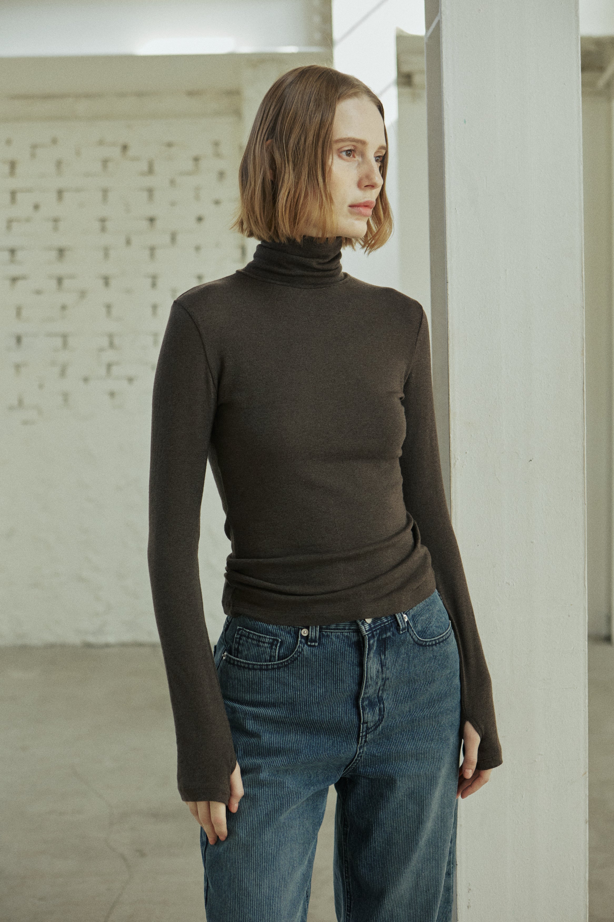 BASIC TURTLENECK T-SHIRT_BROWN