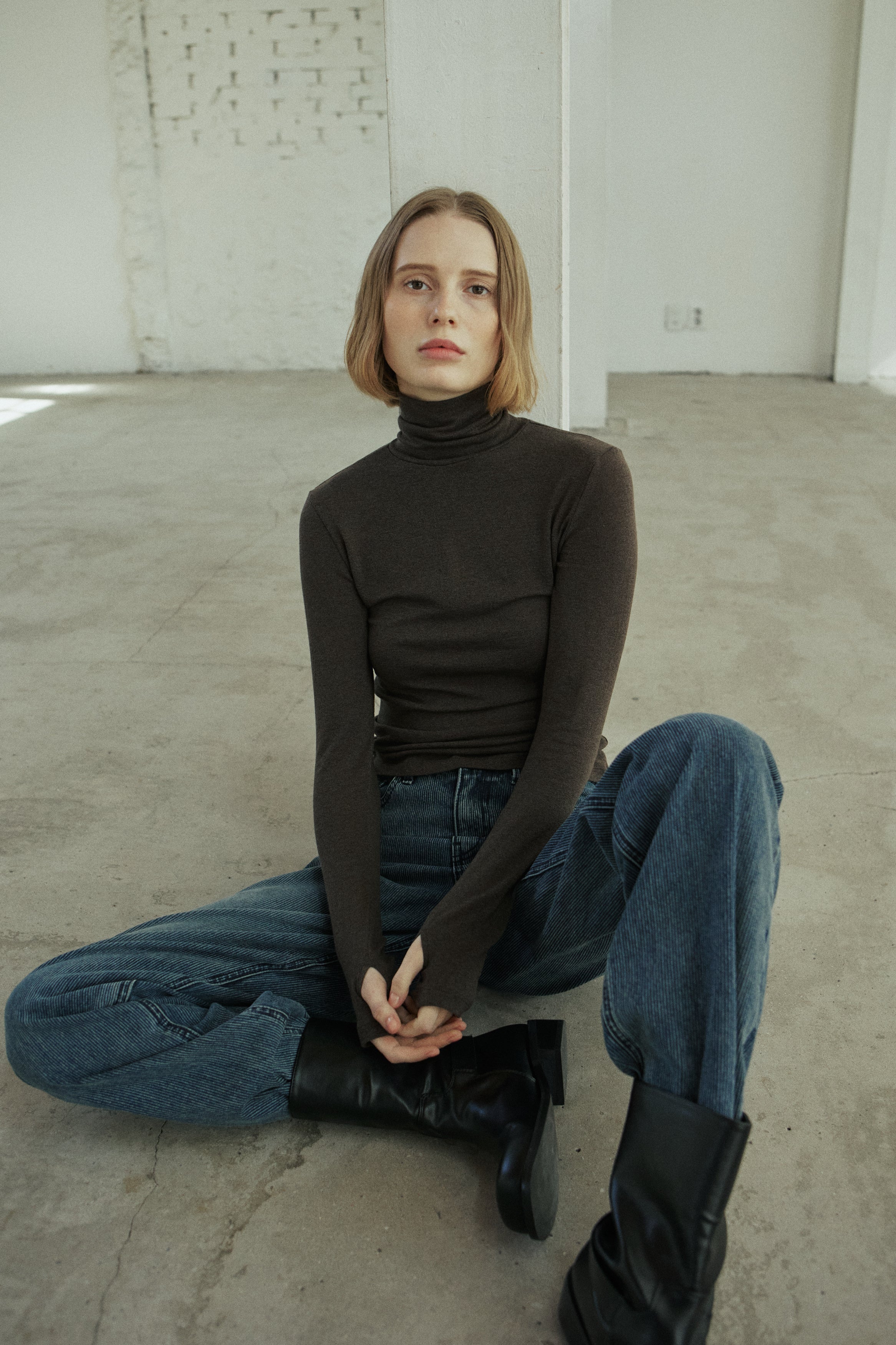 BASIC TURTLENECK T-SHIRT_BROWN