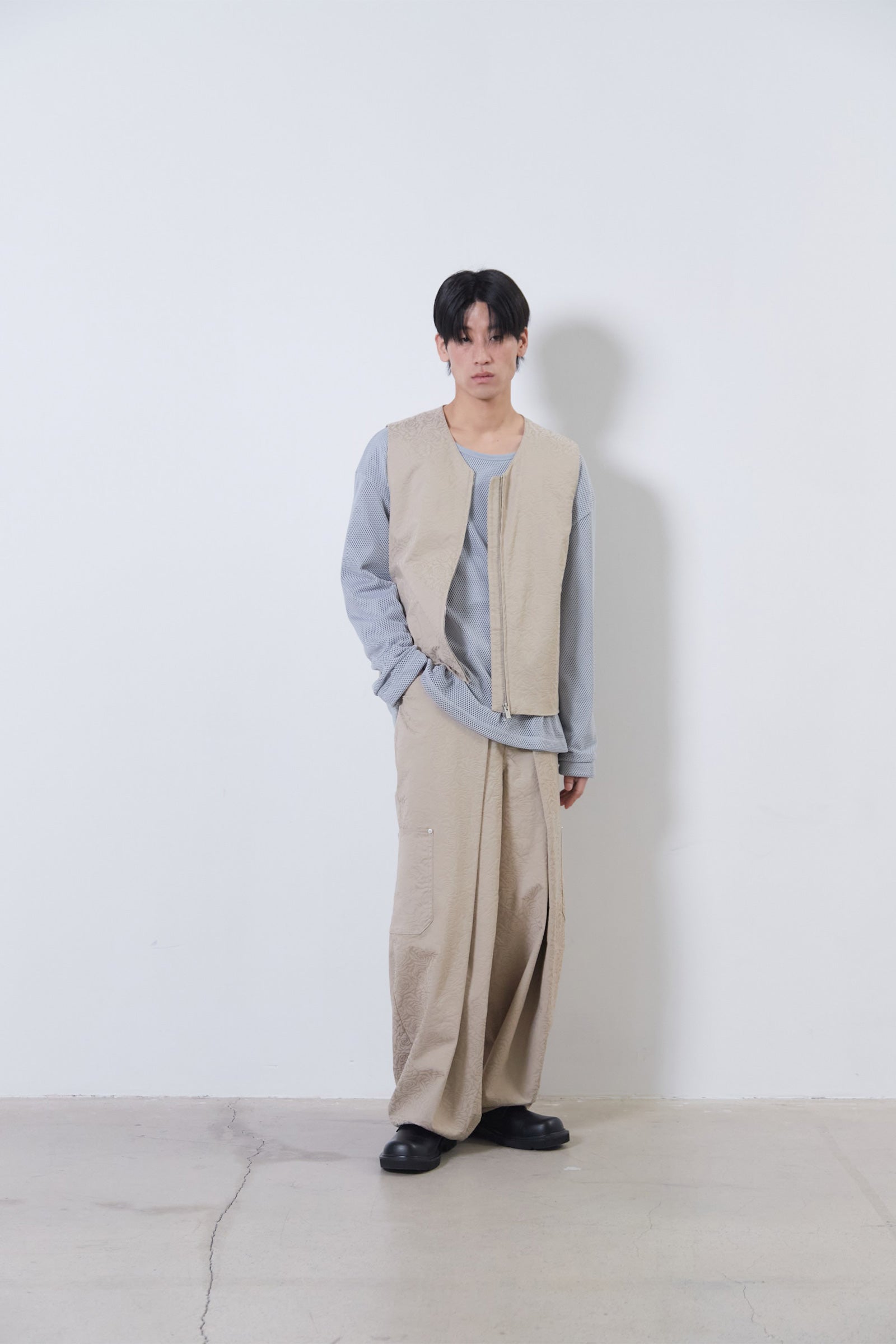 [MEN] FLOWER JACQUARD BELTED VEST_BEIGE