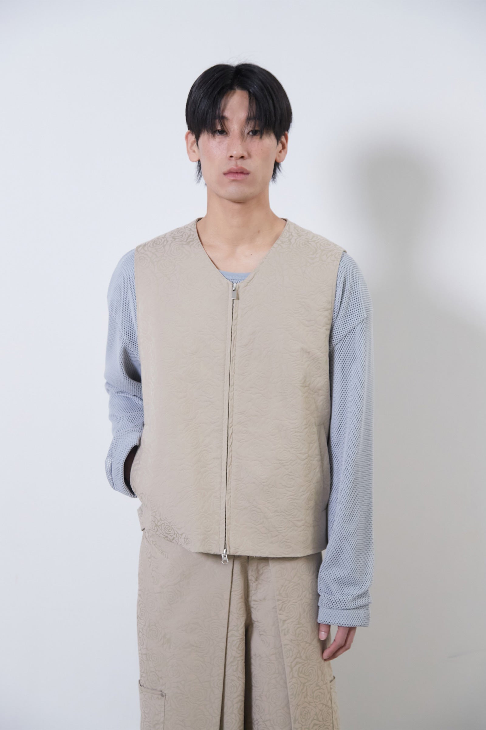 [MEN] FLOWER JACQUARD BELTED VEST_BEIGE