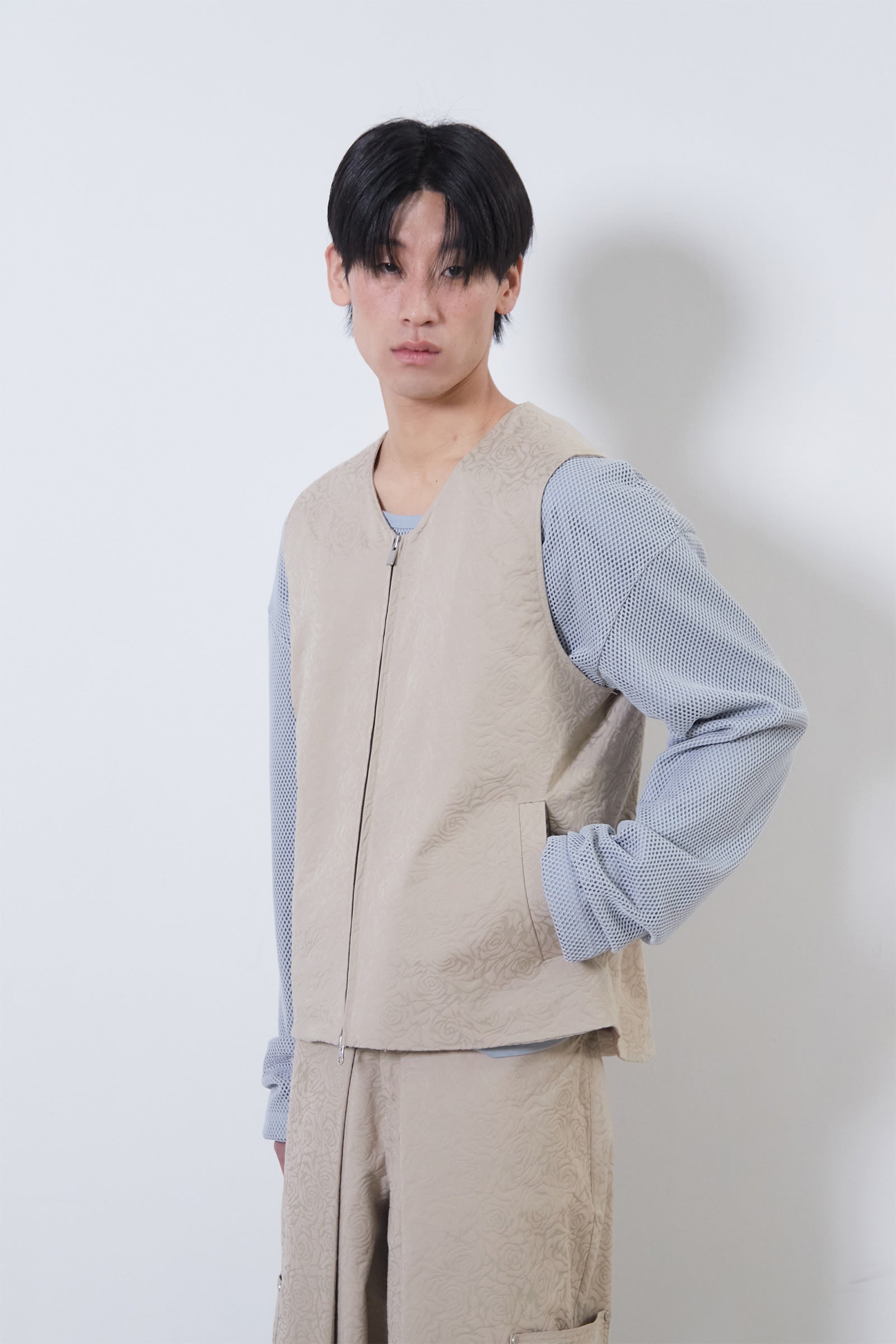 [MEN] FLOWER JACQUARD BELTED VEST_BEIGE