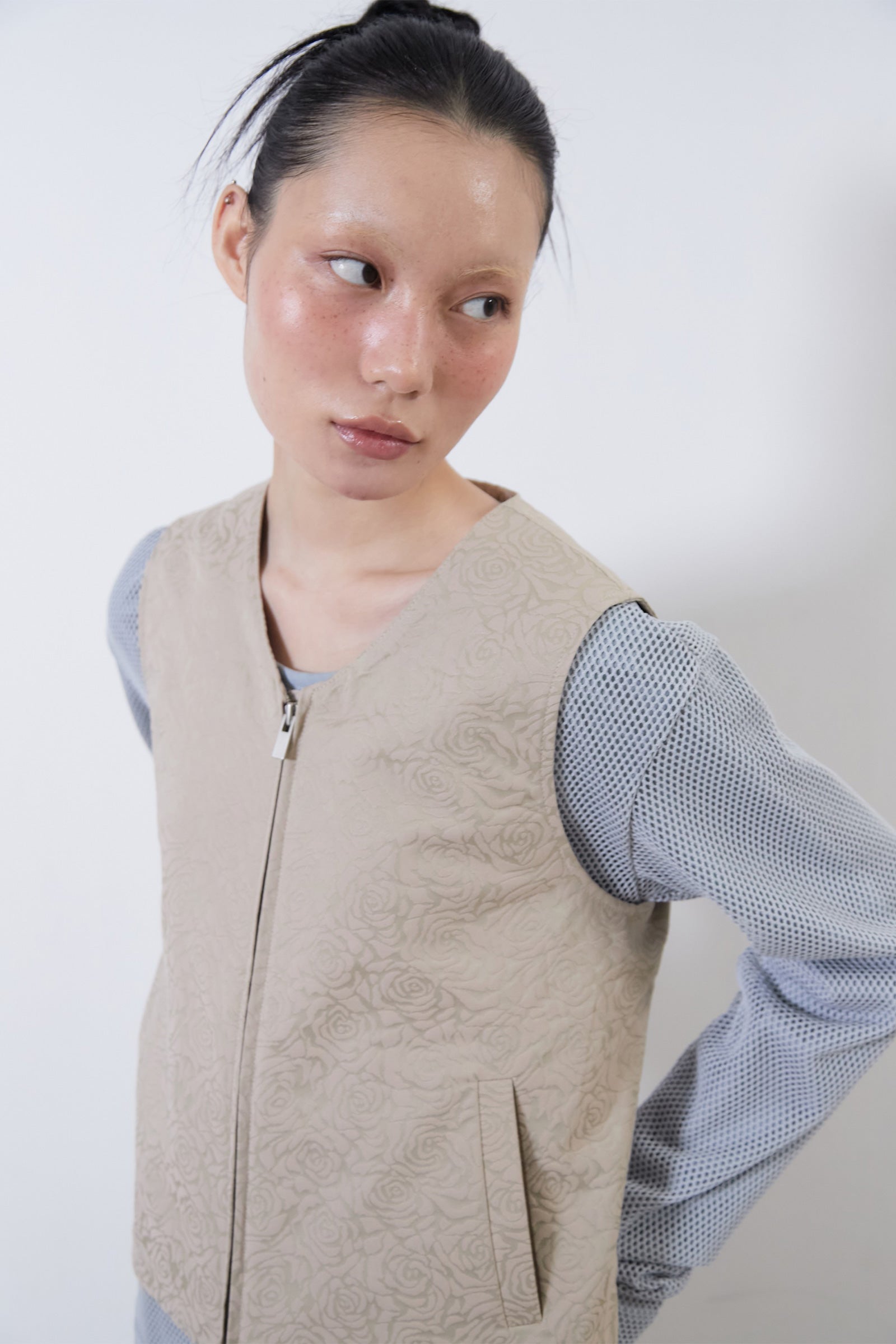 [WOMEN] FLOWER JACQUARD BELTED VEST_BEIGE