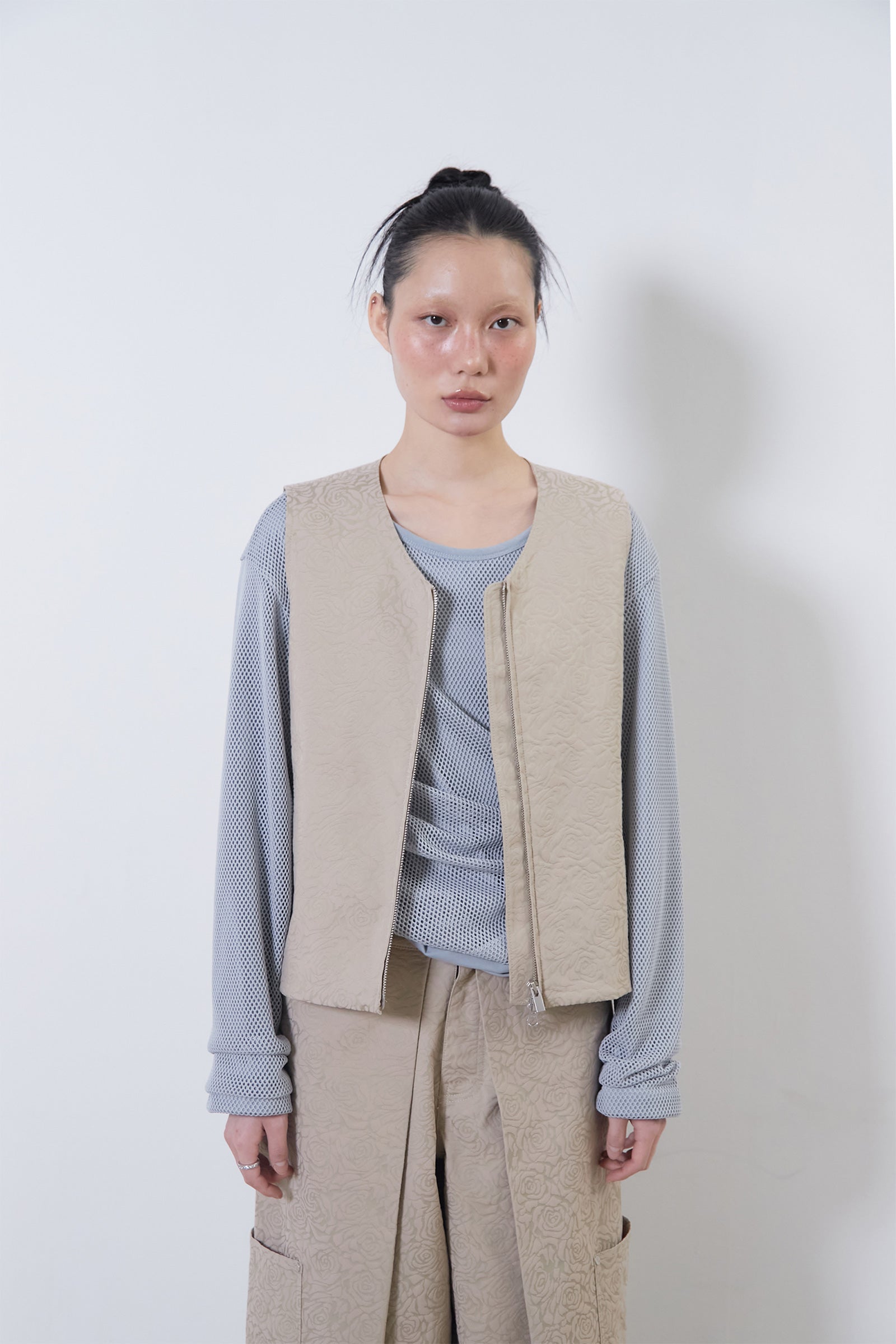 [WOMEN] FLOWER JACQUARD BELTED VEST_BEIGE
