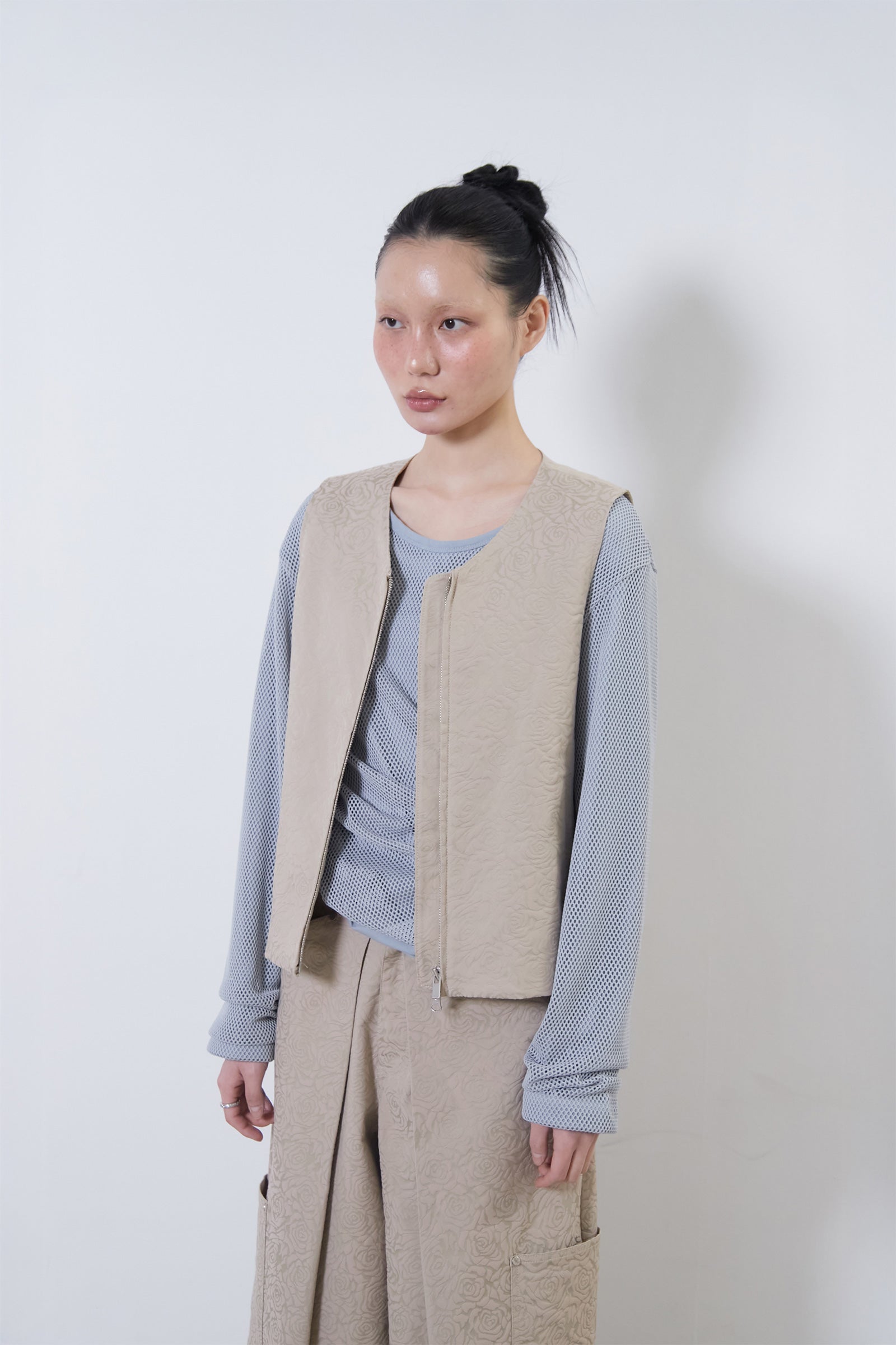 [WOMEN] FLOWER JACQUARD BELTED VEST_BEIGE