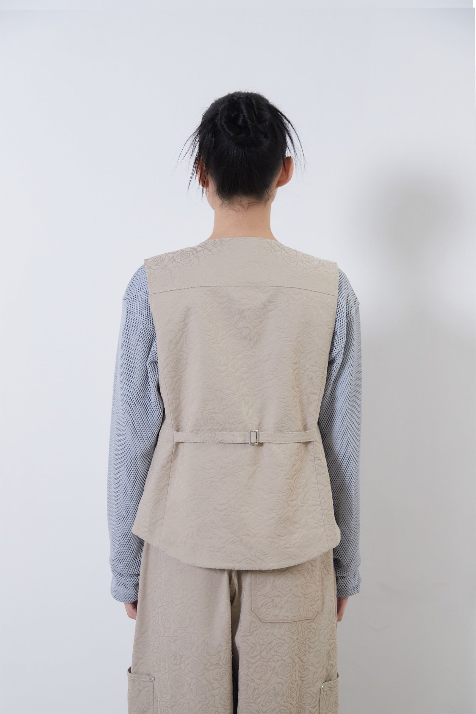 [WOMEN] FLOWER JACQUARD BELTED VEST_BEIGE