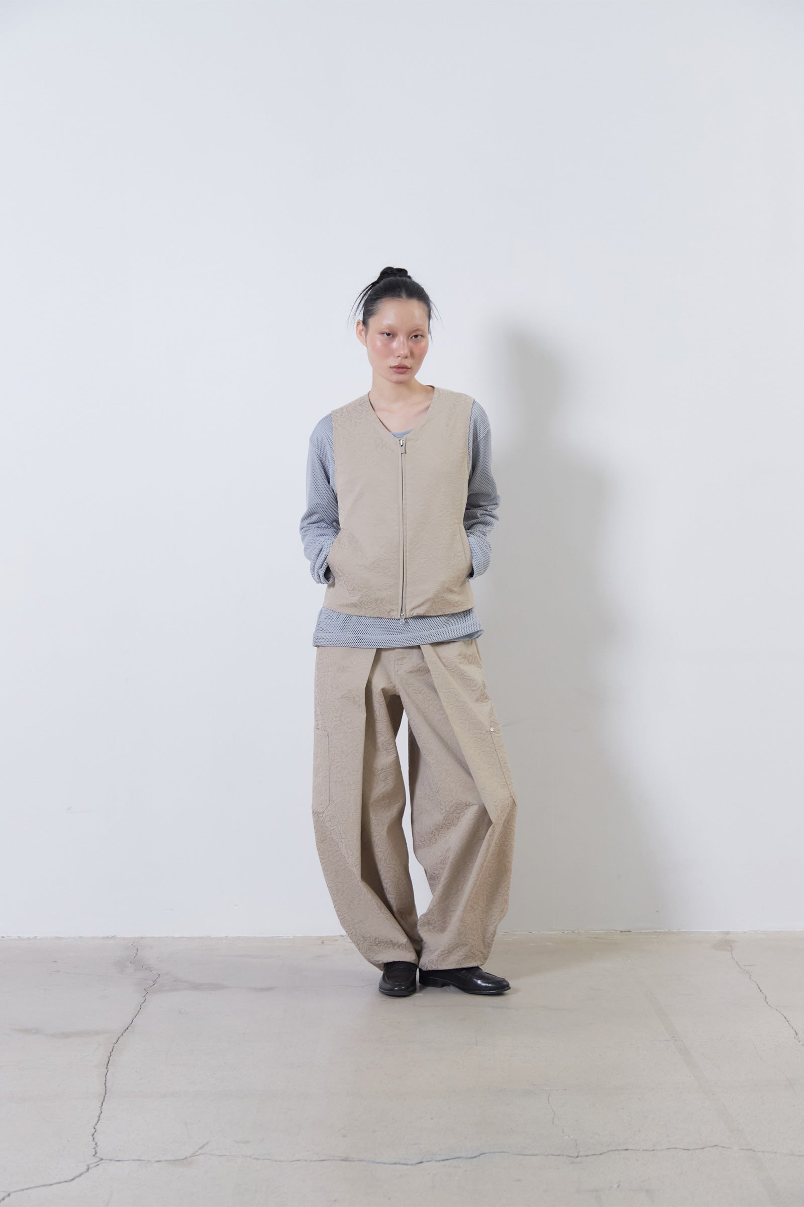 [WOMEN] FLOWER JACQUARD BELTED VEST_BEIGE