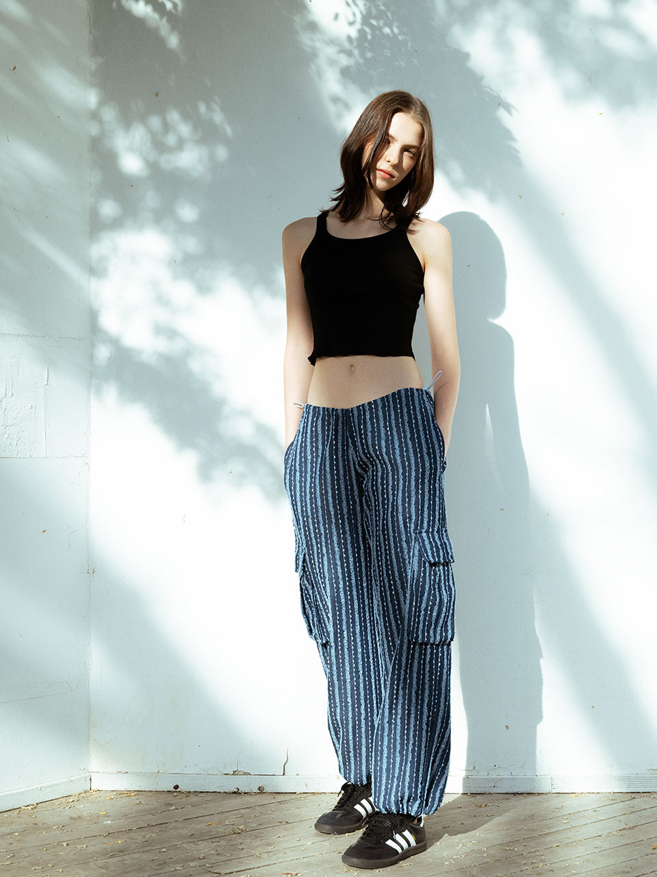 VISUS, PANTALON PARACHUTE EN DENIM ET EN DENTELLE_BLEU