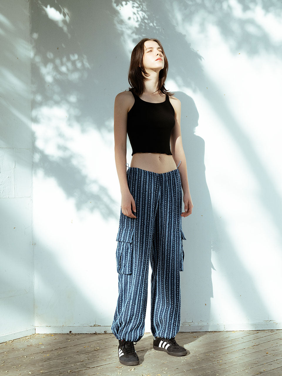 VISUS, PANTALON PARACHUTE EN DENIM ET EN DENTELLE_BLEU