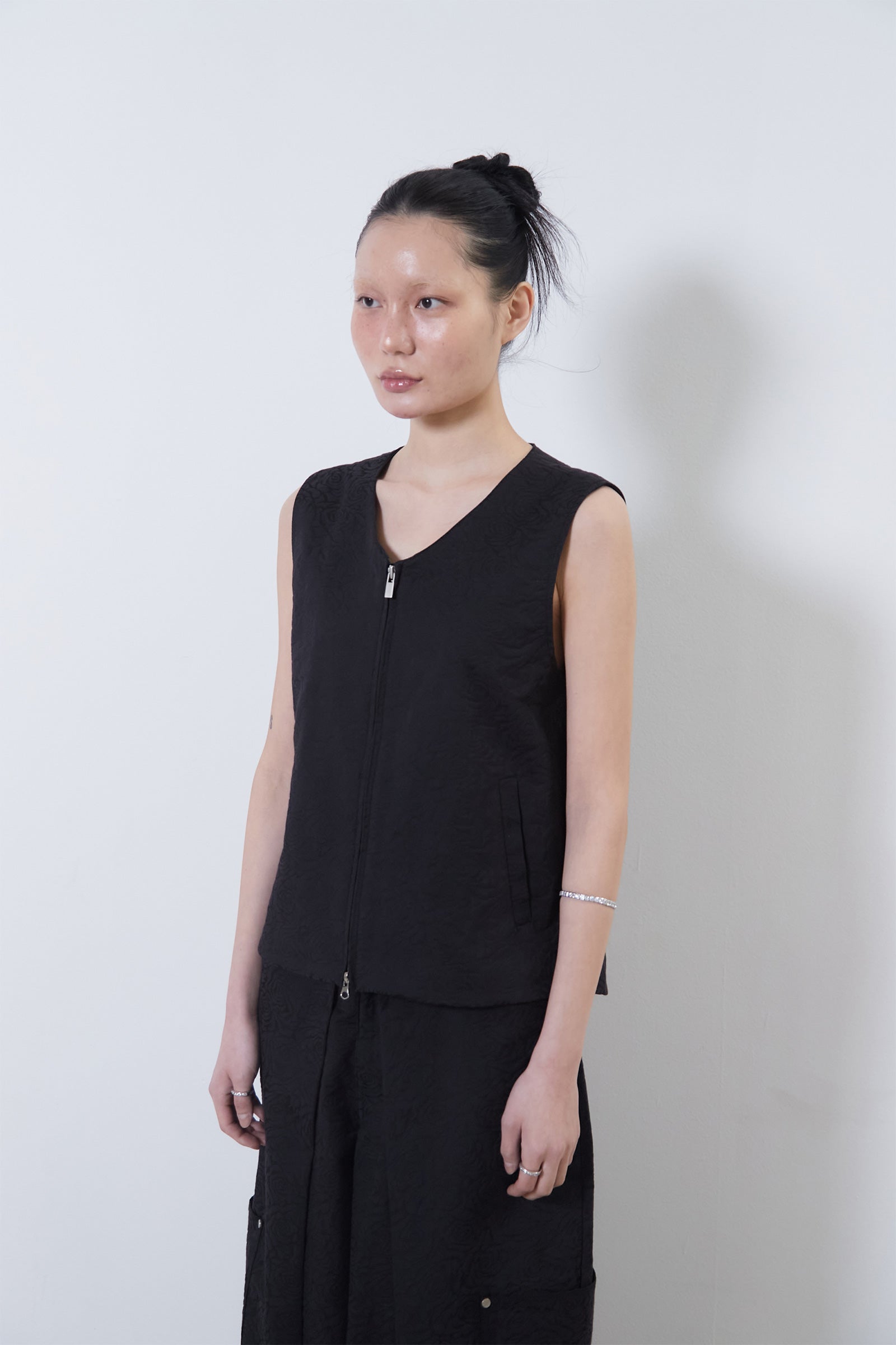 [WOMEN] FLOWER JACQUARD BELTED VEST_BLACK