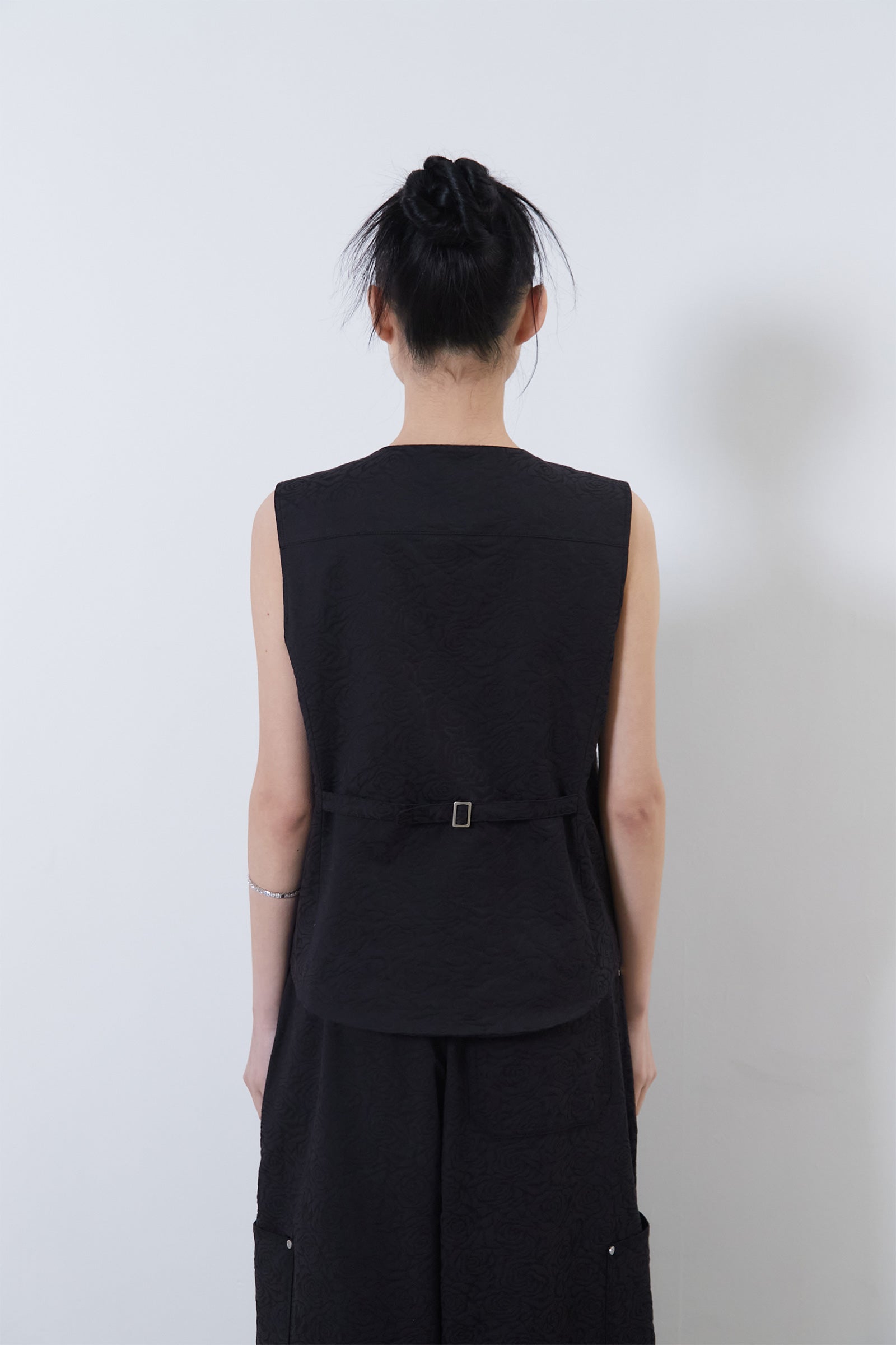[WOMEN] FLOWER JACQUARD BELTED VEST_BLACK