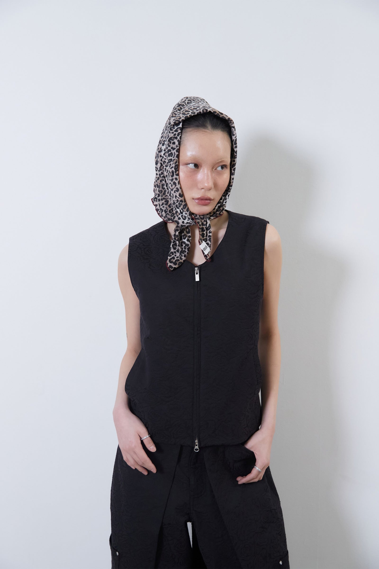 [WOMEN] FLOWER JACQUARD BELTED VEST_BLACK