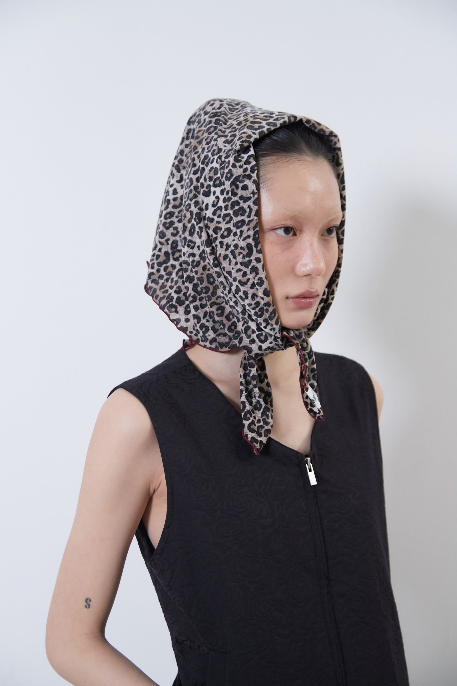  BURGUNDY LEOPARD SQUARE SCARF_LÉOPARD